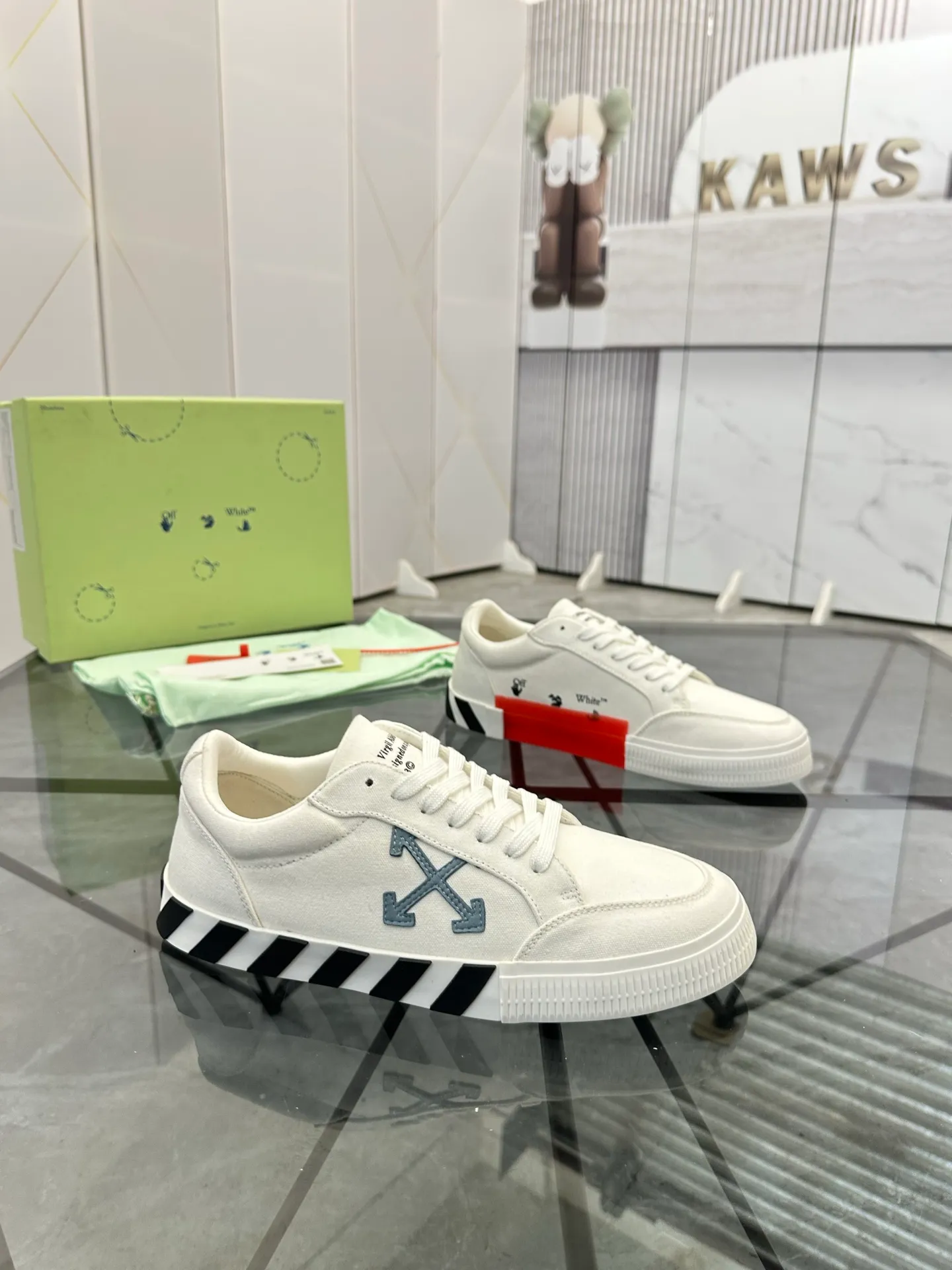 Selling men's shoes 💰: 💰P440¥ Product trademark: OFF WHITE *"OFF WHITE*" low-top casual shoes Regular size: 35-45 (can be customized to 46) Couple style Product materials: original material from the upper counter, breathable lining, original outsole. No.: H203